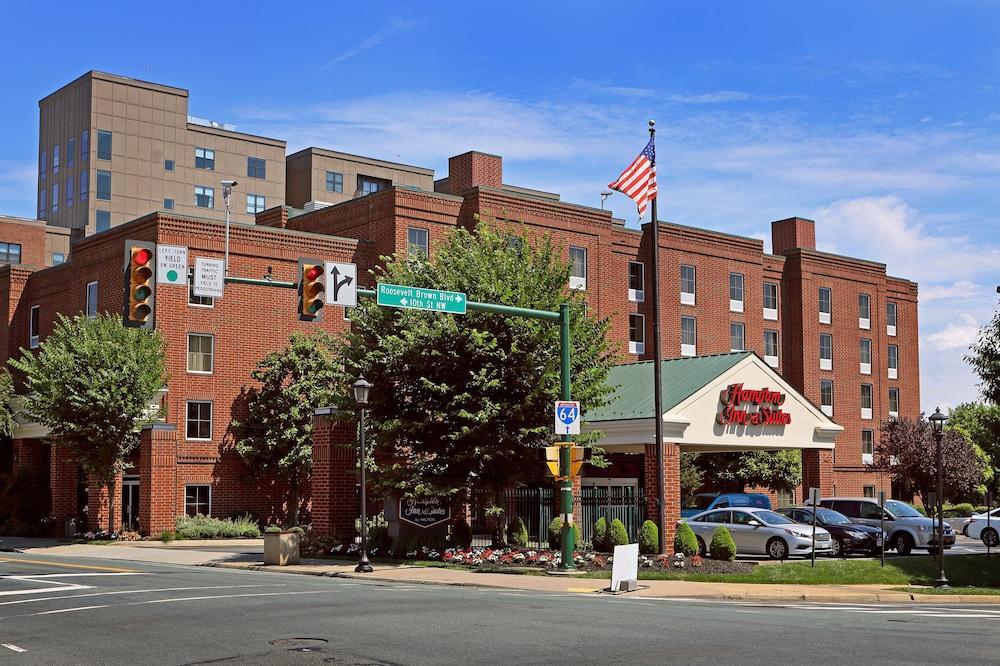 Hampton Inn & Suites Charlottesville At The University Exterior photo
