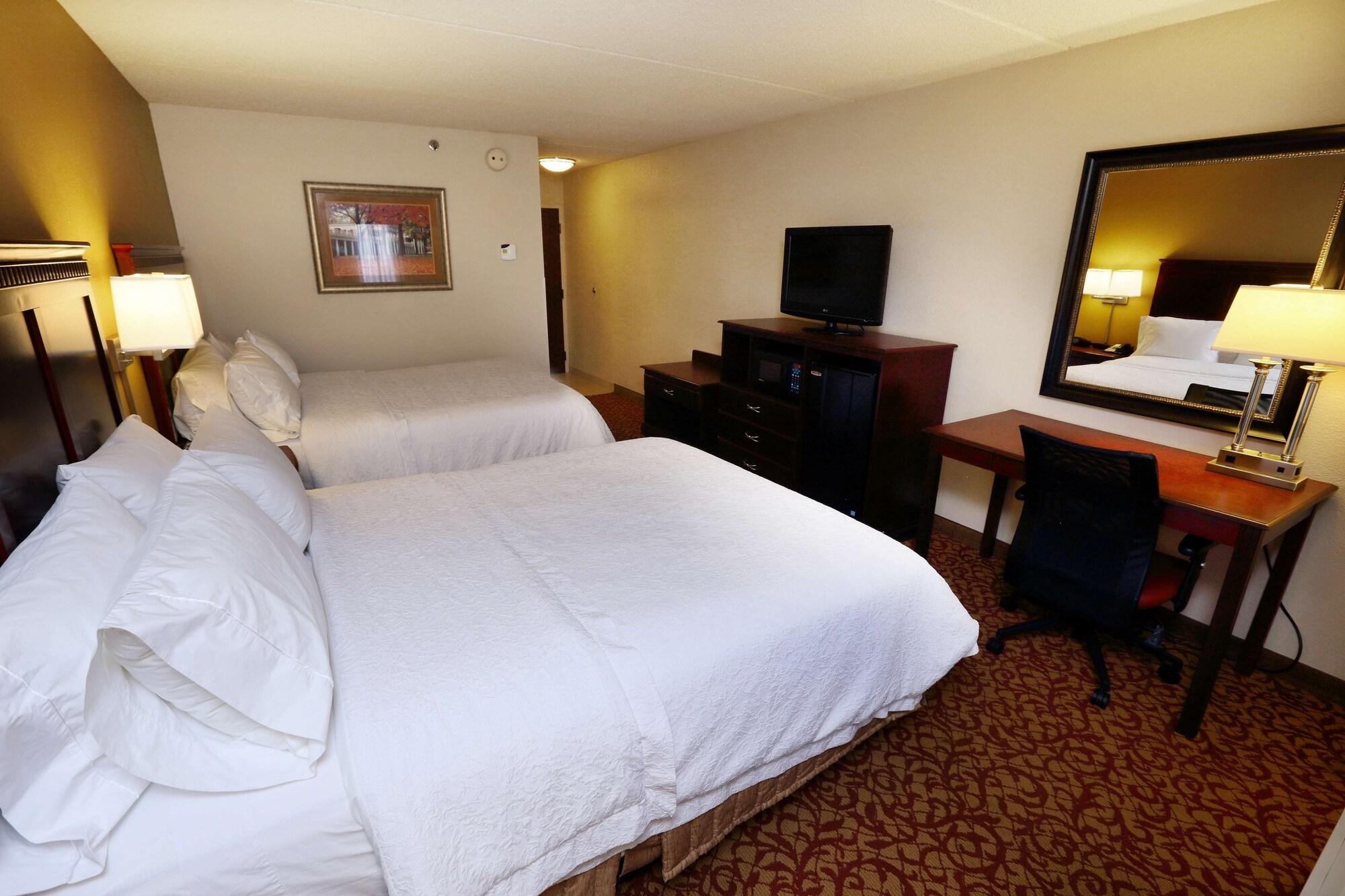 Hampton Inn & Suites Charlottesville At The University Exterior photo