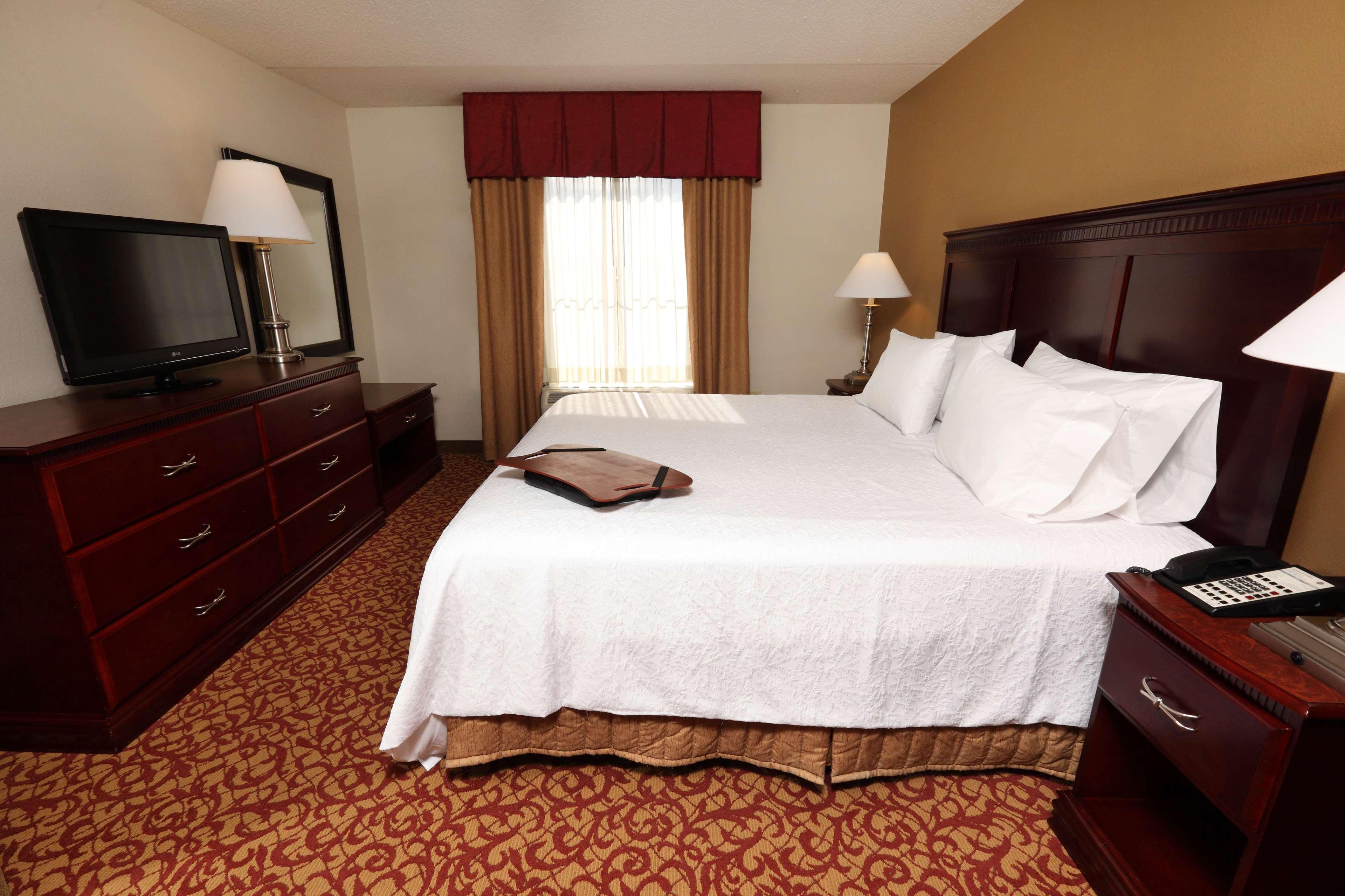 Hampton Inn & Suites Charlottesville At The University Exterior photo