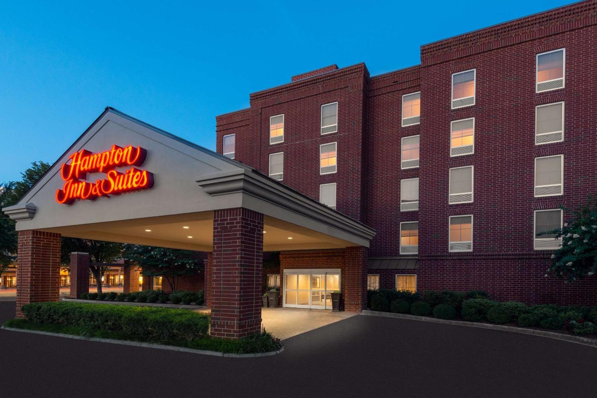 Hampton Inn & Suites Charlottesville At The University Exterior photo