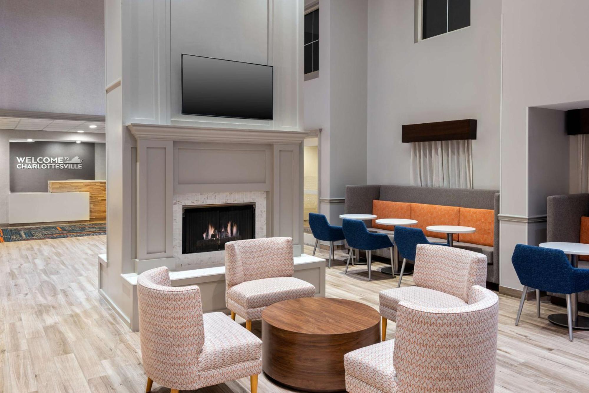 Hampton Inn & Suites Charlottesville At The University Exterior photo