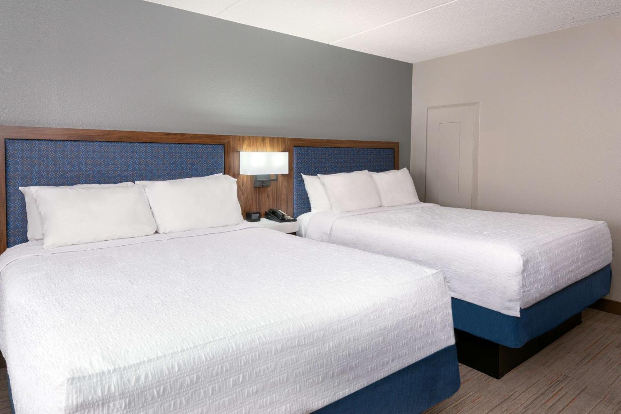 Hampton Inn & Suites Charlottesville At The University Exterior photo