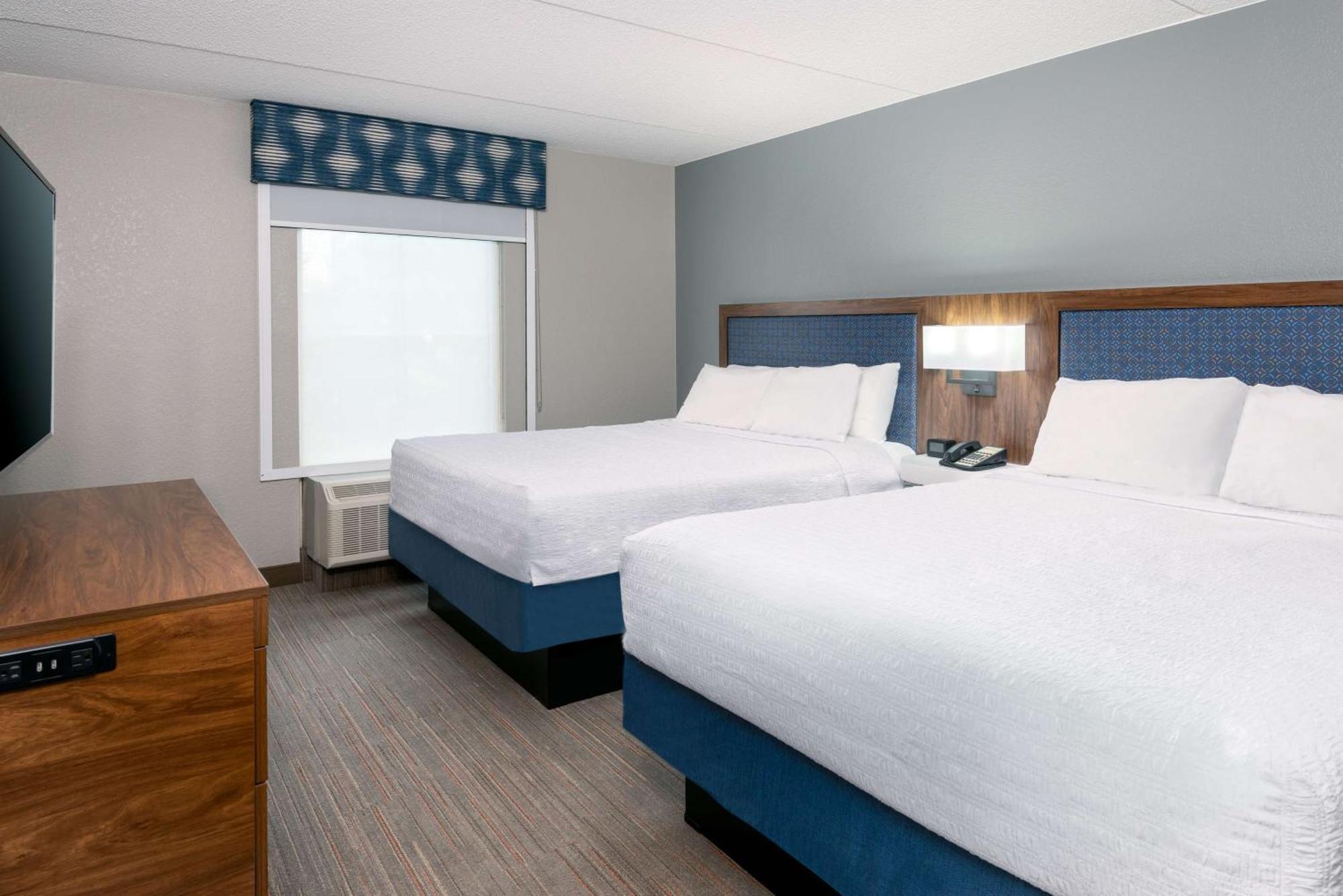 Hampton Inn & Suites Charlottesville At The University Exterior photo