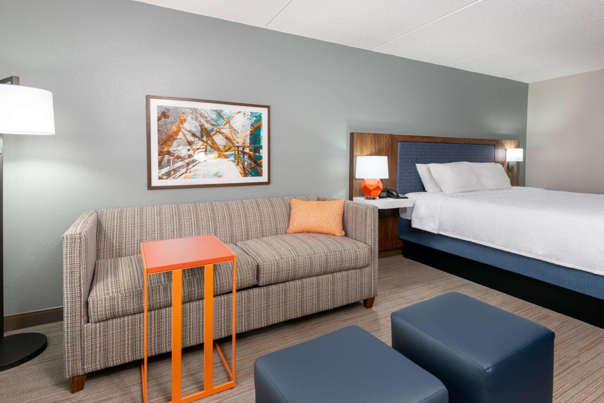 Hampton Inn & Suites Charlottesville At The University Exterior photo