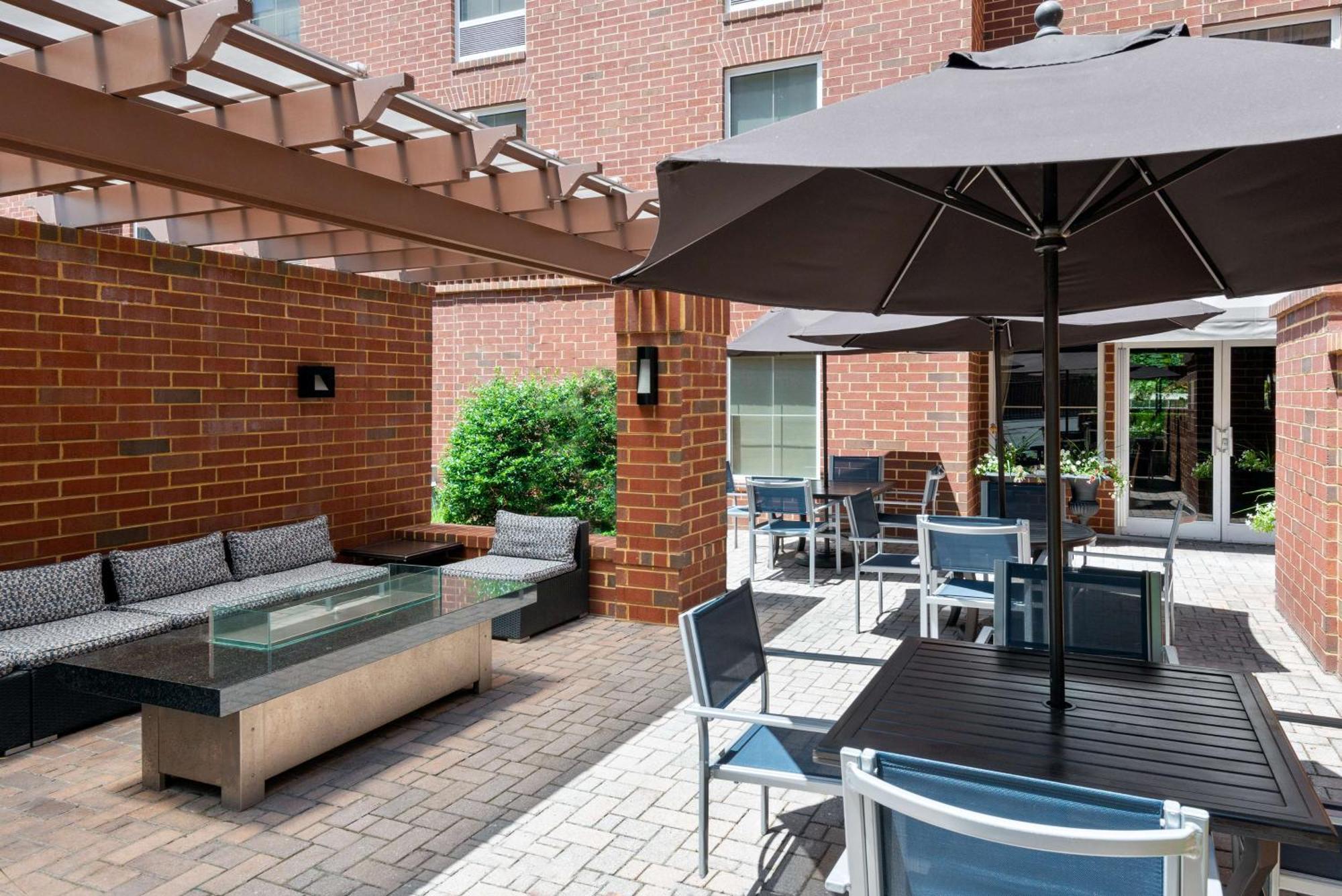 Hampton Inn & Suites Charlottesville At The University Exterior photo