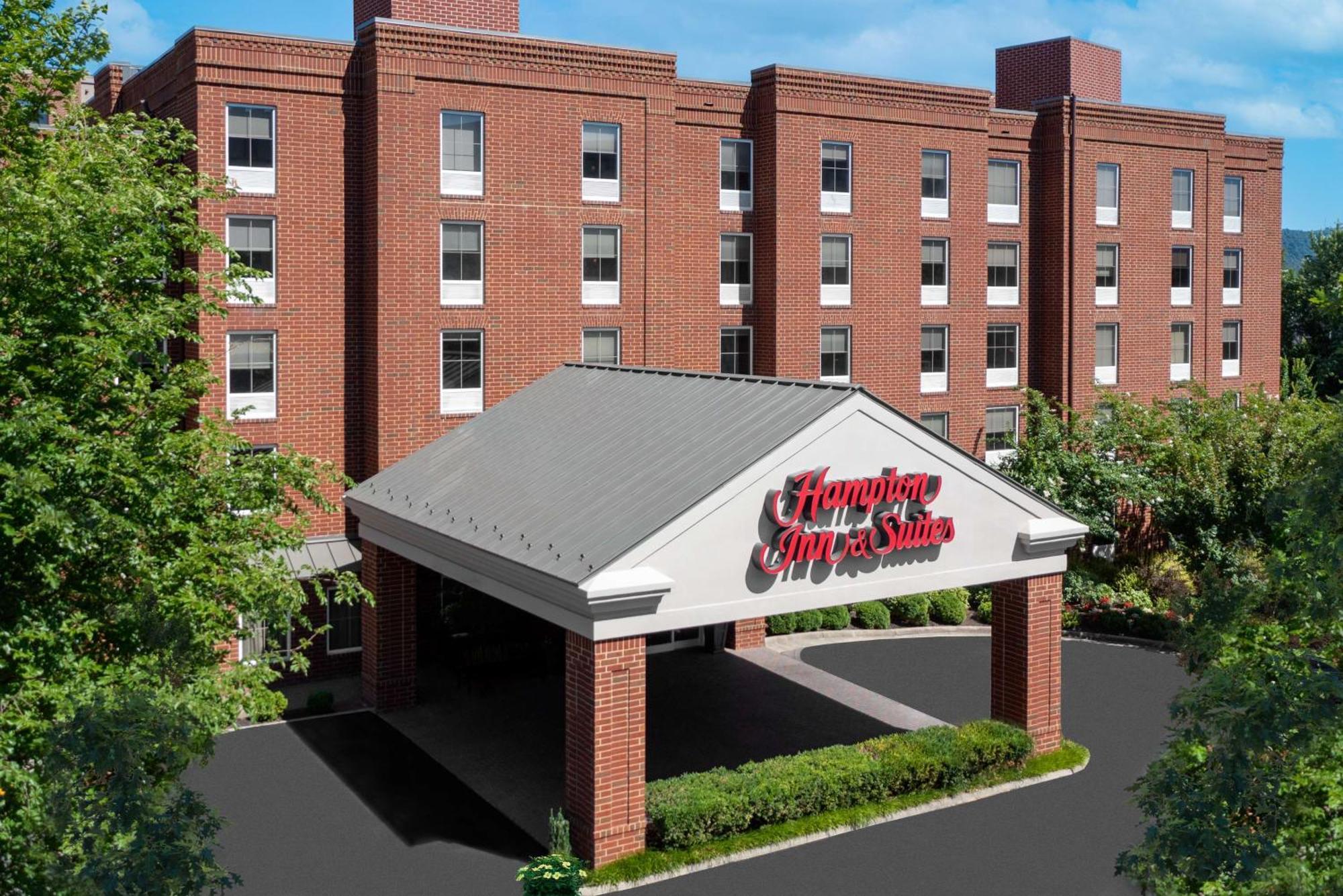 Hampton Inn & Suites Charlottesville At The University Exterior photo