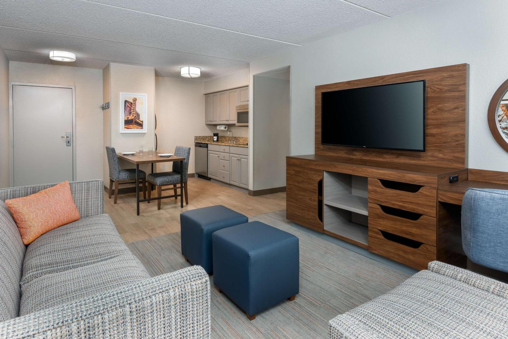 Hampton Inn & Suites Charlottesville At The University Exterior photo