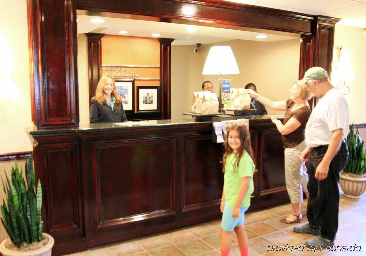 Hampton Inn & Suites Charlottesville At The University Interior photo