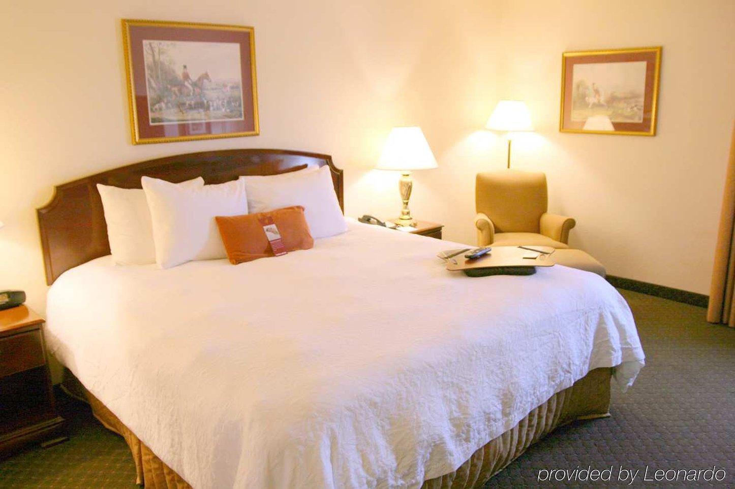 Hampton Inn & Suites Charlottesville At The University Room photo