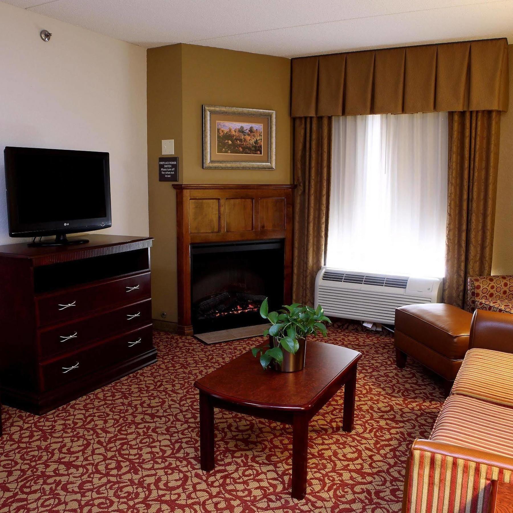Hampton Inn & Suites Charlottesville At The University Exterior photo