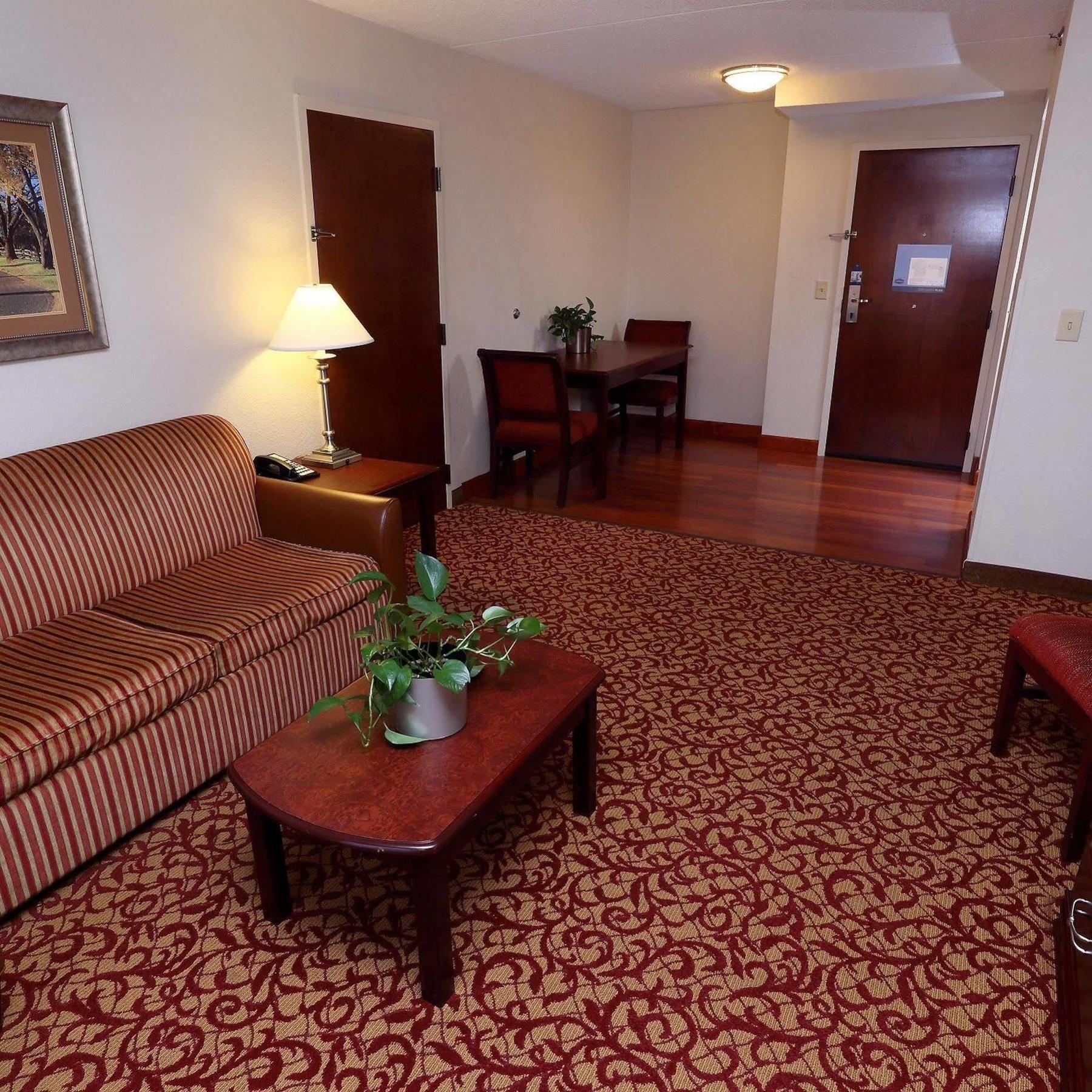 Hampton Inn & Suites Charlottesville At The University Exterior photo