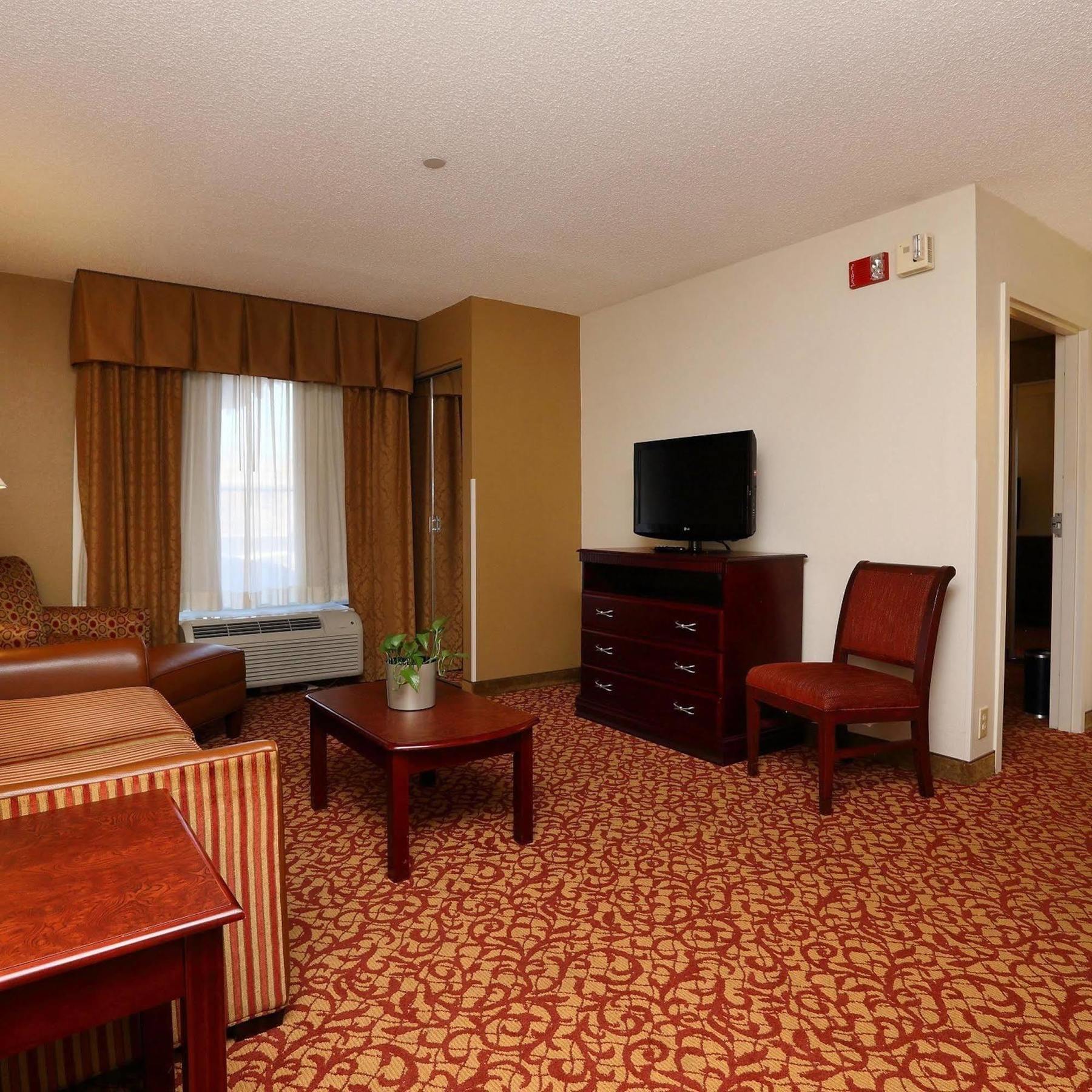 Hampton Inn & Suites Charlottesville At The University Exterior photo