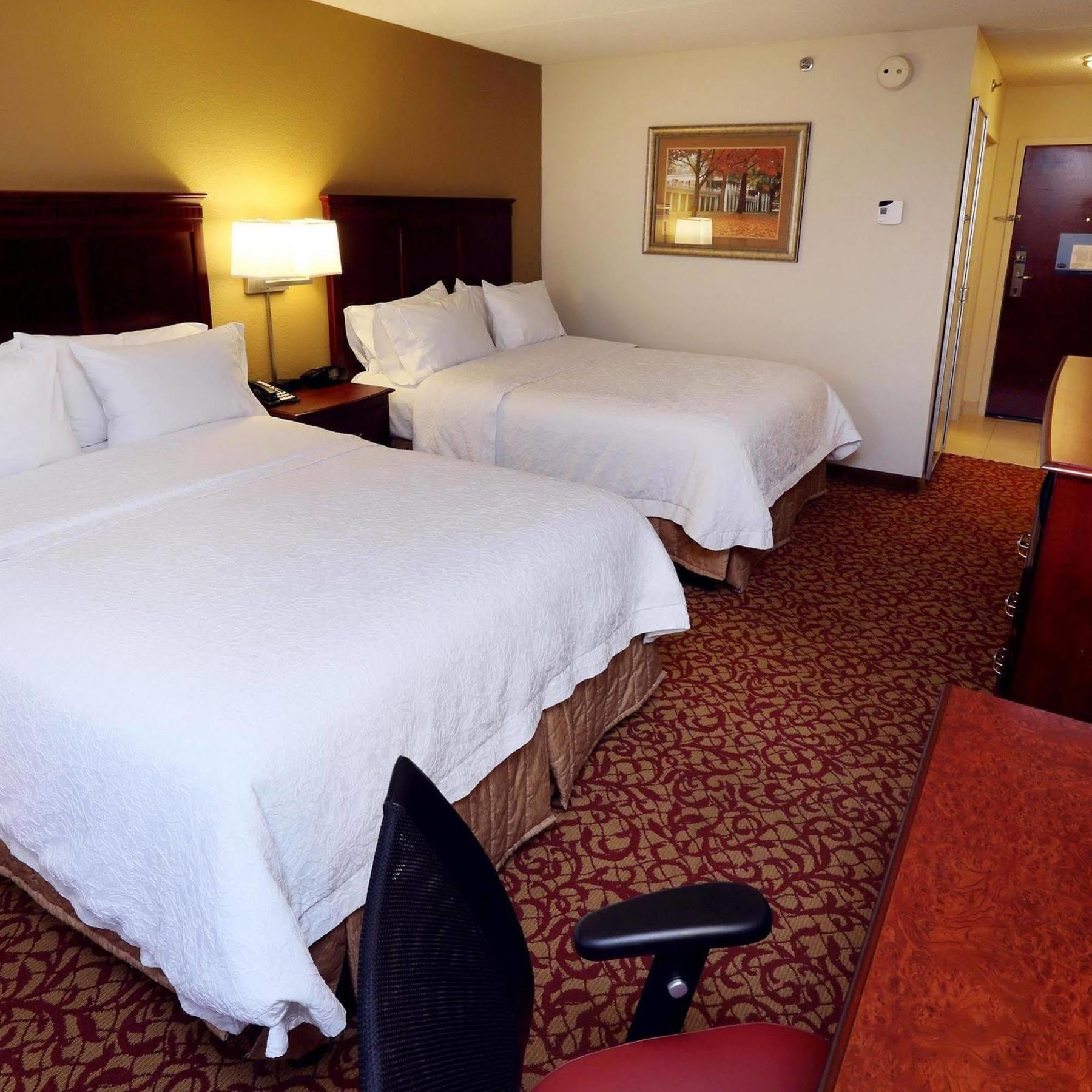 Hampton Inn & Suites Charlottesville At The University Exterior photo