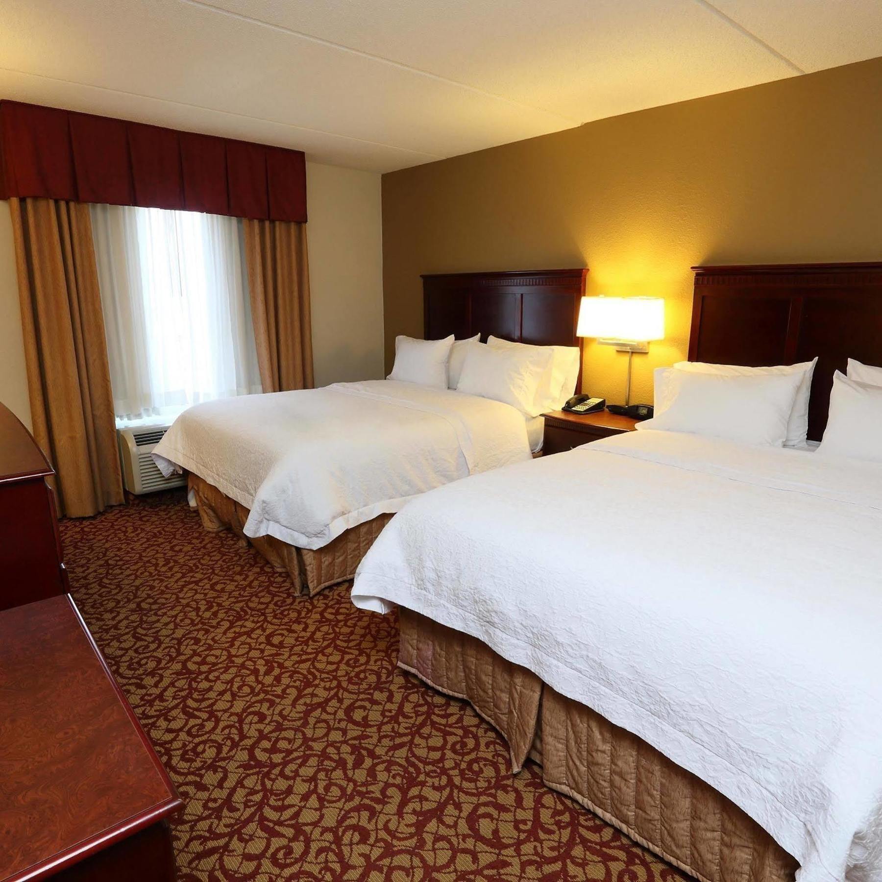 Hampton Inn & Suites Charlottesville At The University Exterior photo