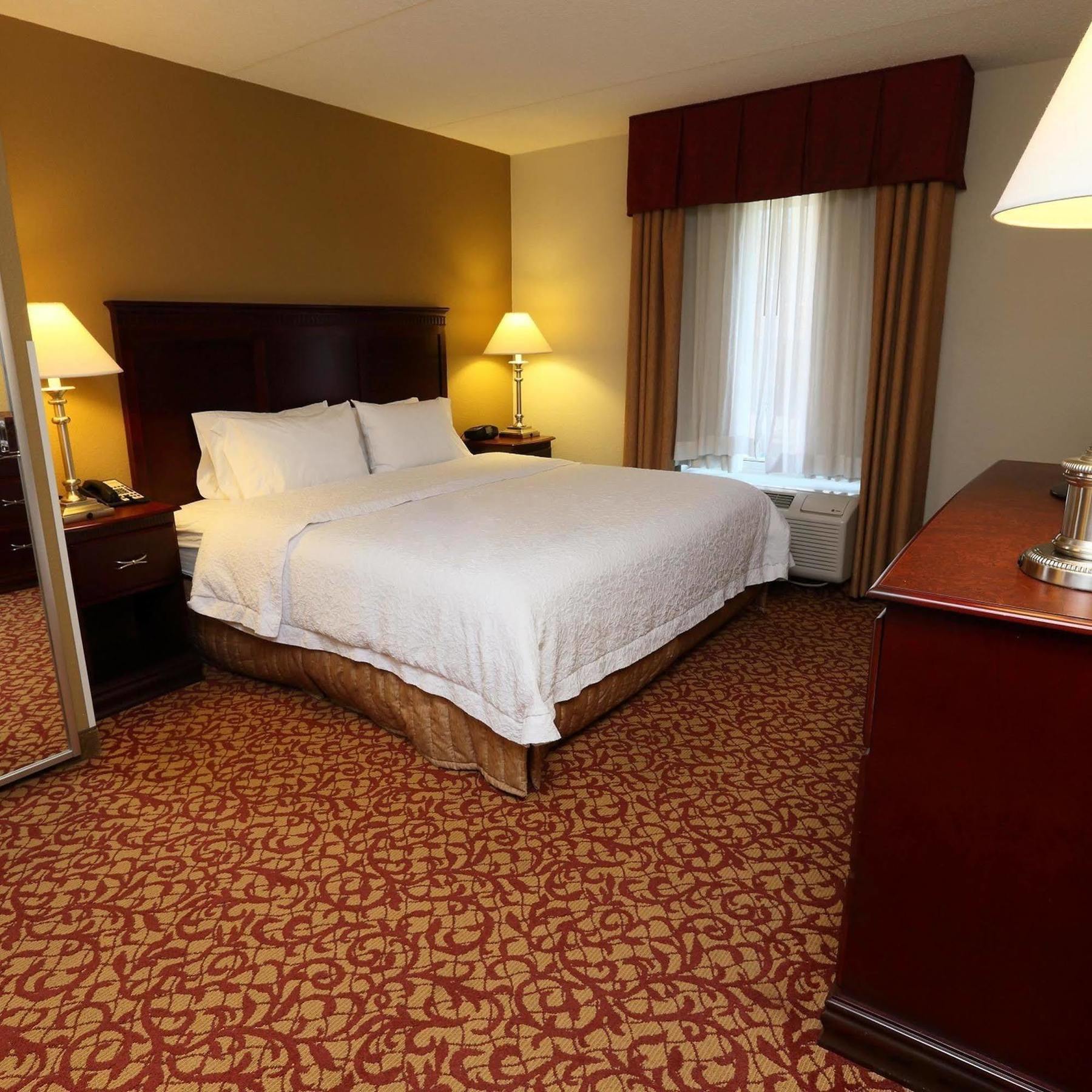 Hampton Inn & Suites Charlottesville At The University Exterior photo
