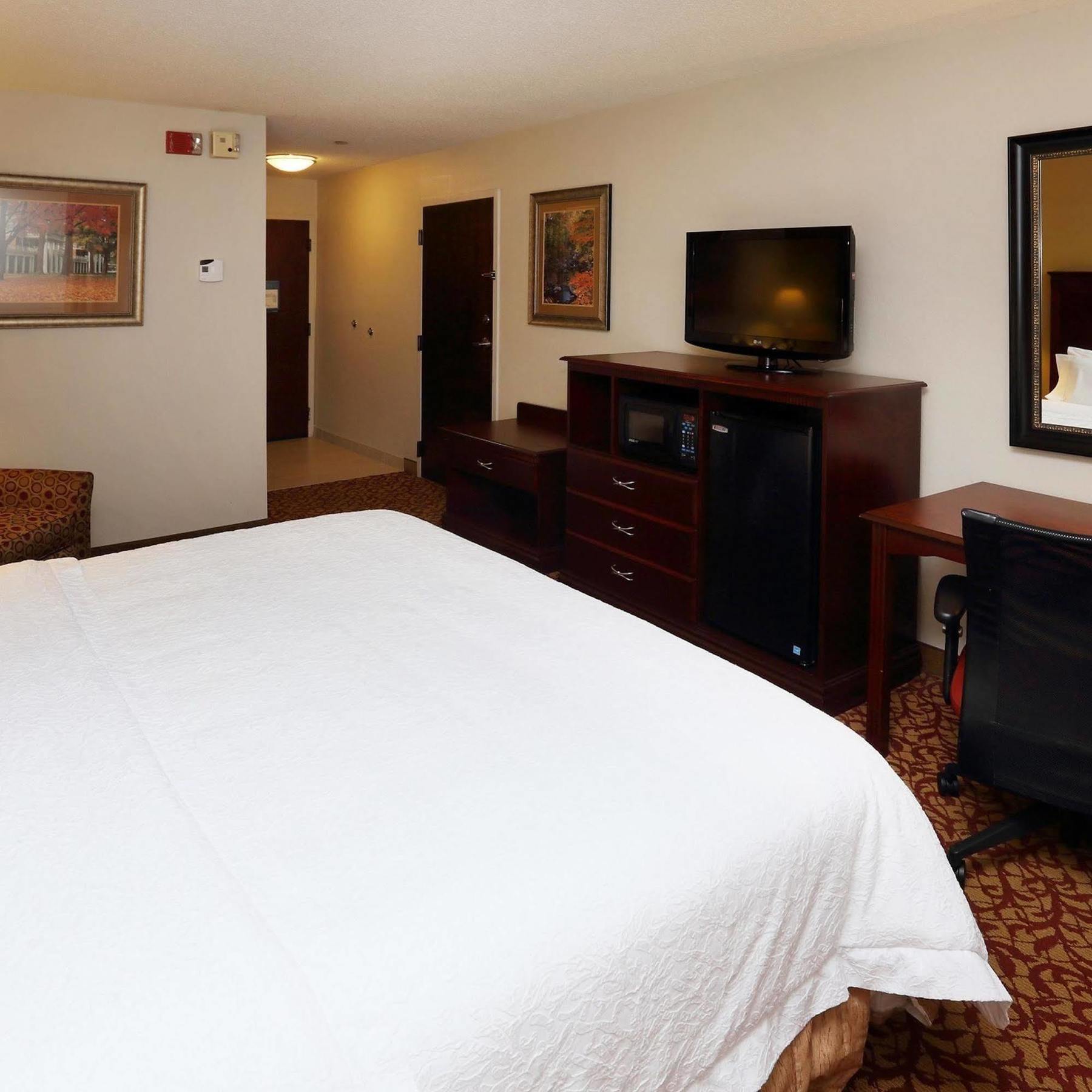 Hampton Inn & Suites Charlottesville At The University Exterior photo